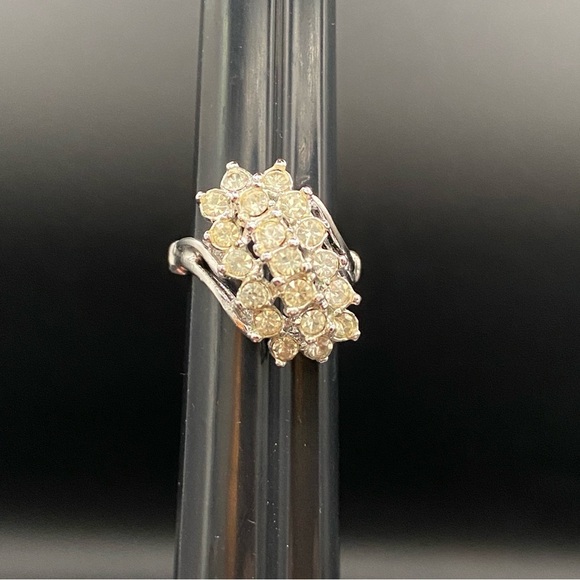 Vintage 18kt Rhodium Plated Tiered Cluster Ring with Clear Rhinestones - Picture 3 of 16